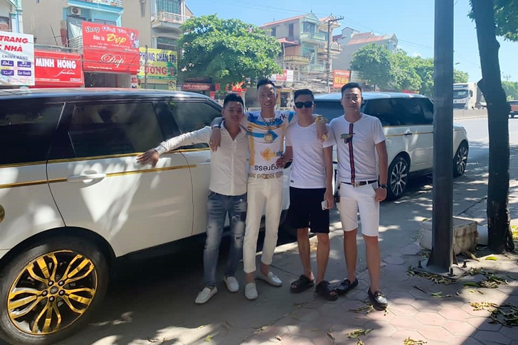 Dan xe sang hon 35 ty trong MV co bac cua Huan “hoa hong“-Hinh-7