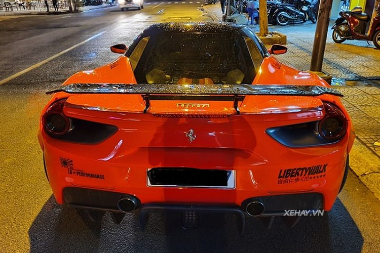 “Sieu ngua” Ferrari 488 GTB thay ao do ruc tai Sai Gon-Hinh-5