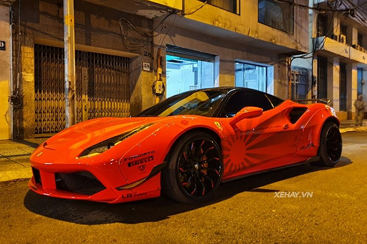 “Sieu ngua” Ferrari 488 GTB thay ao do ruc tai Sai Gon