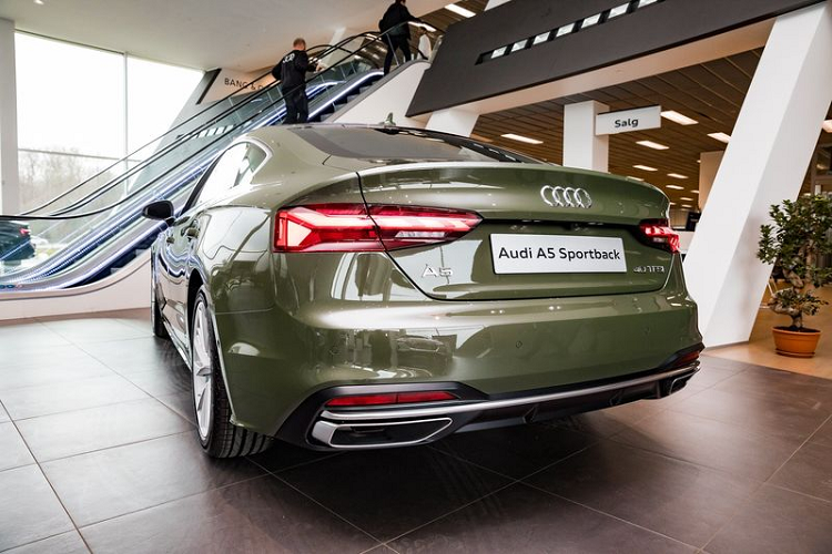 Audi A5 Sportback 2020 lich lam voi ngoai that xanh quan doi-Hinh-6