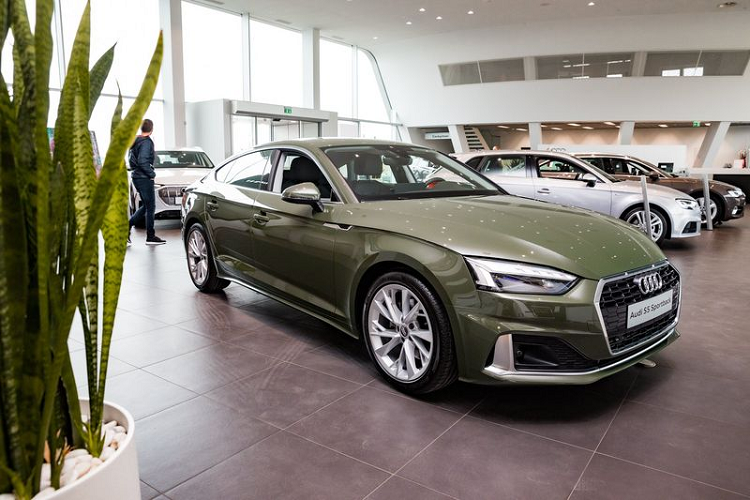 Audi A5 Sportback 2020 lich lam voi ngoai that xanh quan doi