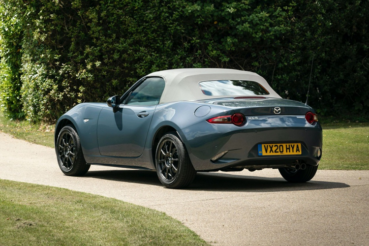 Mazda MX-5 R-Sport ban gioi han 150 xe, tu 34.360 USD-Hinh-2