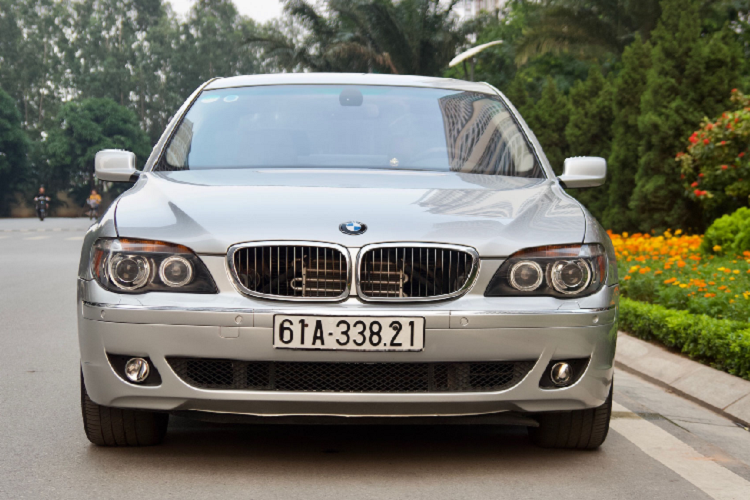 Xe sang BMW 750Li chay 14 nam ban gan 700 trieu o Binh Duong