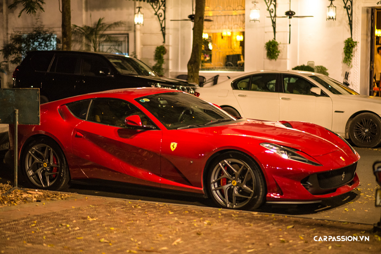 Ferrari 812 Superfast lan banh tren “thanh dia sieu xe” Ha Noi-Hinh-2