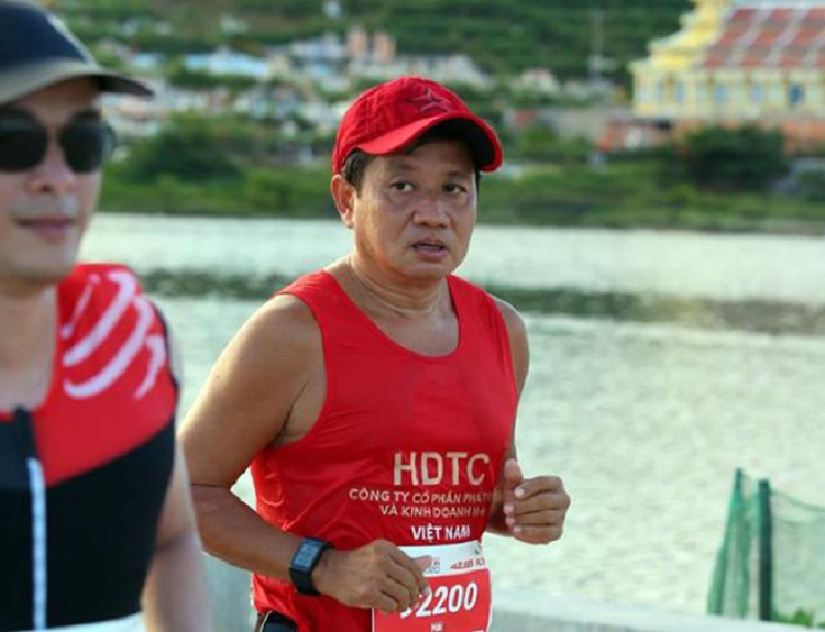 Ong Doan Ngoc Hai hoan thanh duong chay marathon tren dao Ly Son-Hinh-2