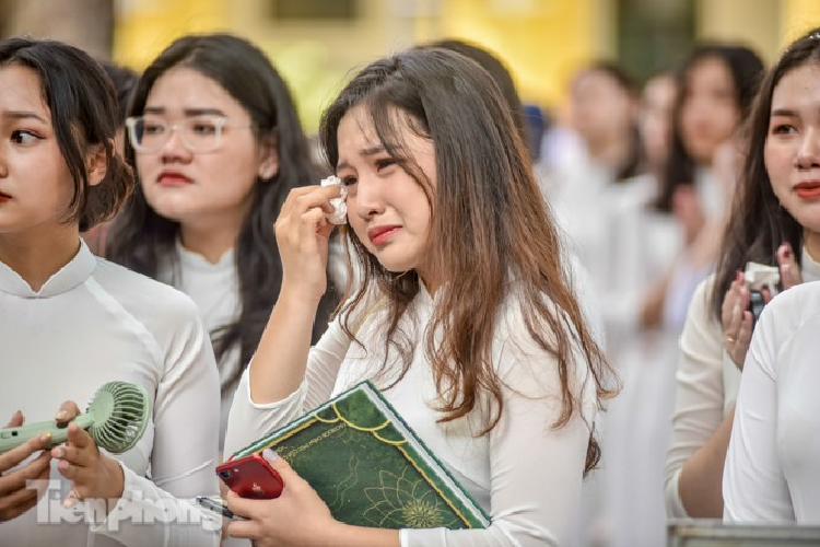 Nu sinh Chu Van An khoc nuc no trong le be giang cuoi cung-Hinh-8