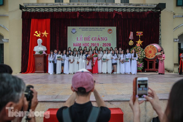 Nu sinh Chu Van An khoc nuc no trong le be giang cuoi cung