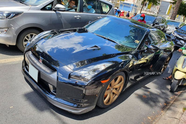 Cham mat “quai xe” Nissan GT-R hang hiem tren pho Sai Thanh