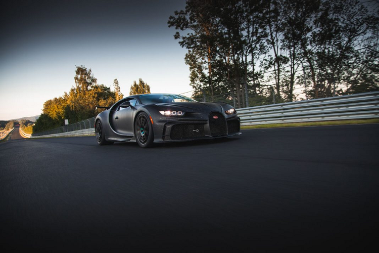 Xem Bugatti Chiron Pur Sport chinh phuc “dia nguc xanh” Nurburgring-Hinh-4