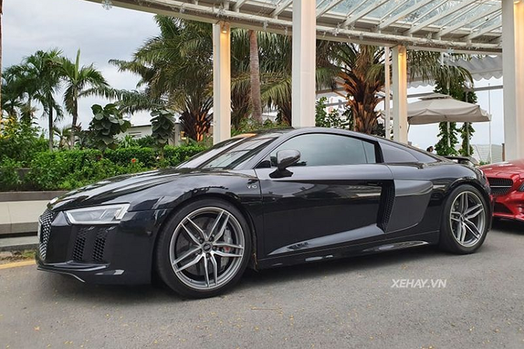 “Cham mat” Audi R8 V10 Plus sieu bong bay o Sai Gon