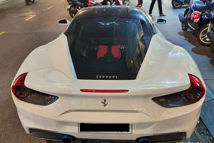 Sieu xe Ferrari 488 GTB trang hon 15 ty tren pho Sai Gon-Hinh-2