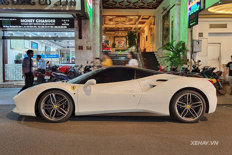 Sieu xe Ferrari 488 GTB trang hon 15 ty tren pho Sai Gon-Hinh-3