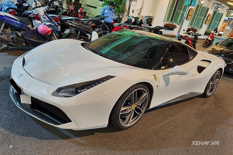 Sieu xe Ferrari 488 GTB trang hon 15 ty tren pho Sai Gon