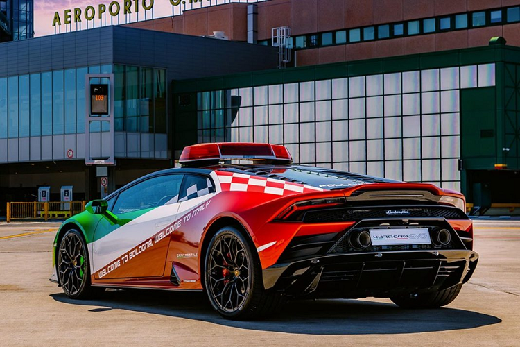 Sieu xe Lamborghini Huracan EVO dan duong tai san bay Bologna-Hinh-8