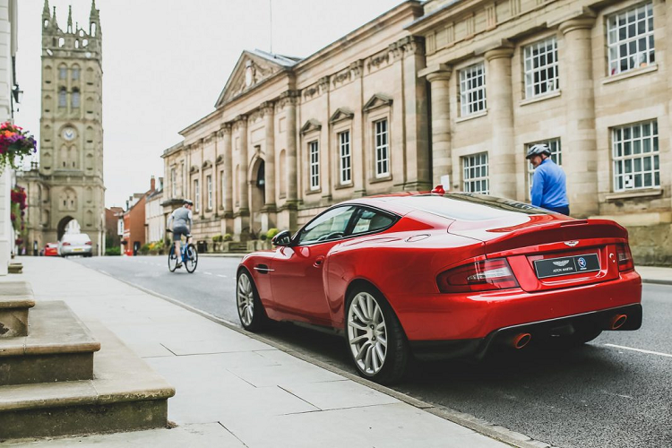 Aston Martin Vanquish 25 moi 