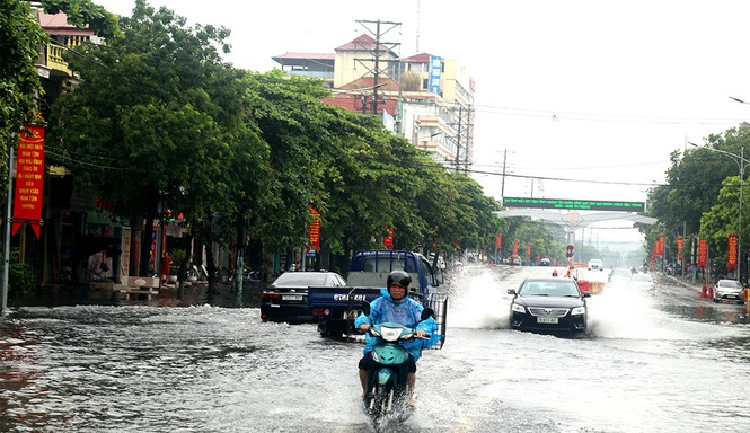 Mua lon o Phu Tho, TP. Viet Tri ngap trong bien nuoc, nhieu xa bi co lap-Hinh-2