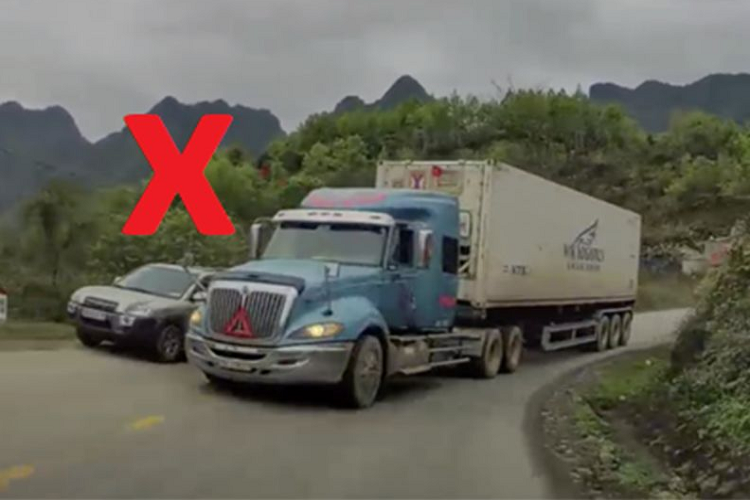 Kinh nghiem “xuong mau” khi lai oto gan xe container-Hinh-7