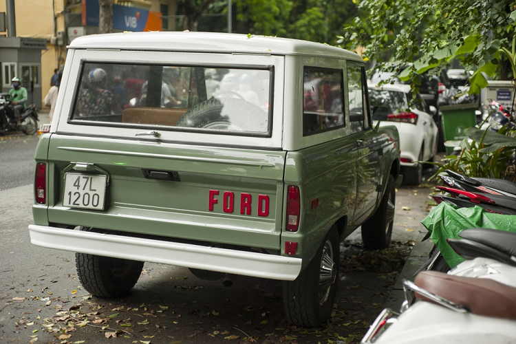 Can canh SUV Ford Bronco doi dau, 