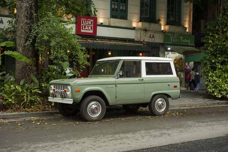 Can canh SUV Ford Bronco doi dau, 