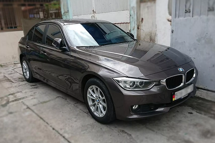 BMW 320i 2012 ban re ngang Hyundai Elantra co nen so huu?