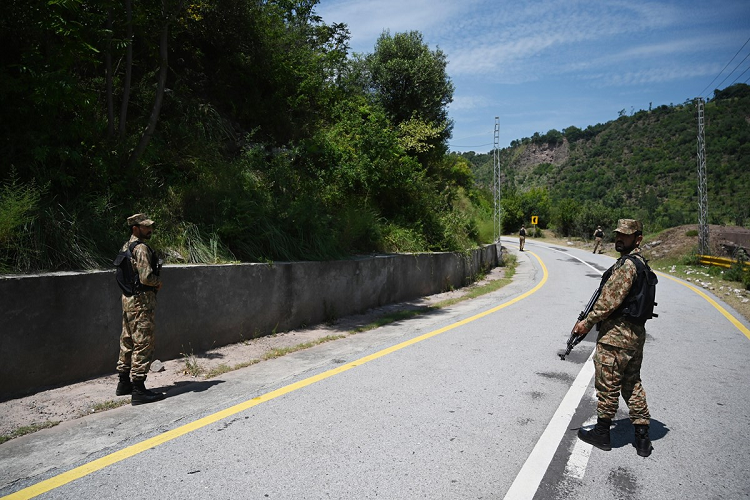 An Do va Pakistan dau sung tai khu vuc Kashmir, mot binh sy thiet mang