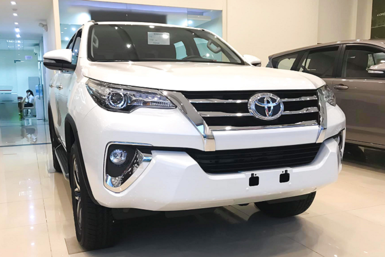Toyota Fortuner ban full 2.8L 4x4 cu giam hon 230 trieu dong-Hinh-2