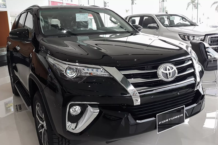 Toyota Fortuner ban full 2.8L 4x4 cu giam hon 230 trieu dong
