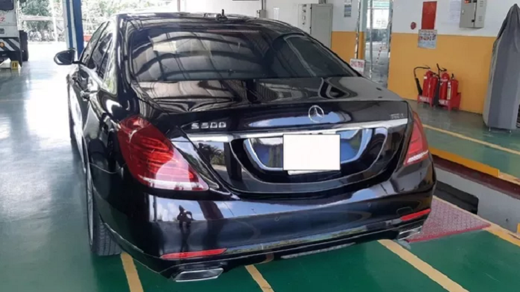 Giao nham Mercedes S500, Haxaco phai 