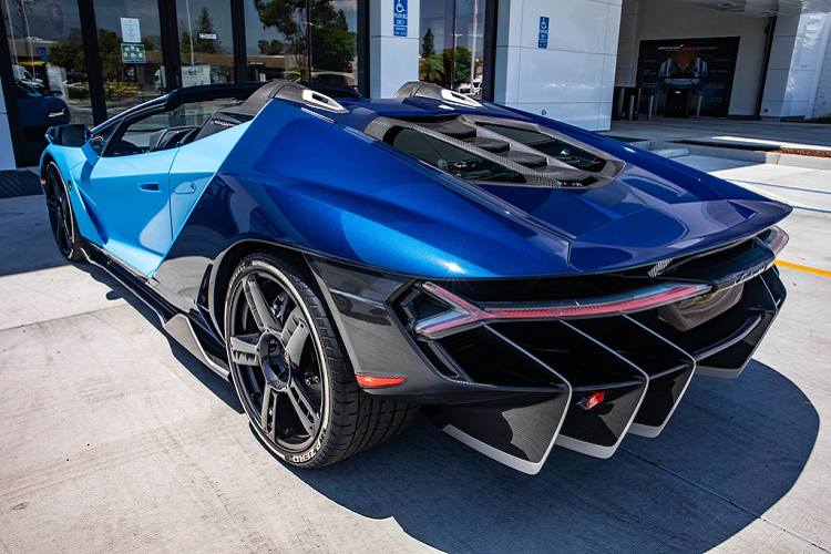 Lamborghini Centenario mui tran cu, thet gia 2,6 trieu USD-Hinh-2