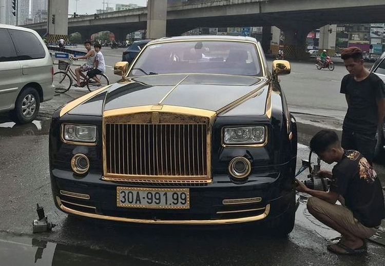 Rolls-Royce Phantom ma vang tien ty sua duoi le duong Ha Noi
