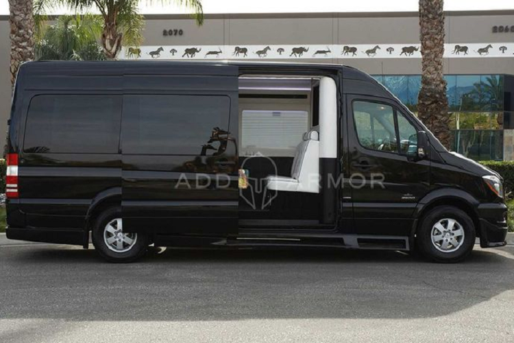 Mercedes Sprinter AddAromor, nha di dong an toan nhat the gioi-Hinh-3