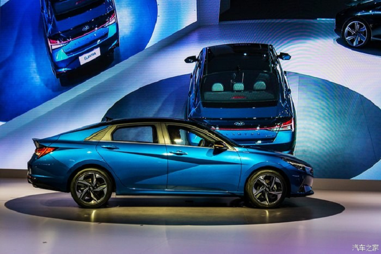 Hyundai Elantra 2021 tu 374 trieu dong, 