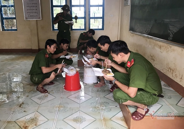 Cong an dam mua nho san, don bun giup dan vung lu-Hinh-6