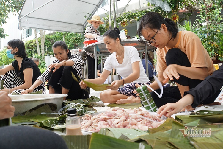 Nguoi dan TP.HCM goi 5.000 banh chung, banh tet gui vung lu mien Trung-Hinh-8