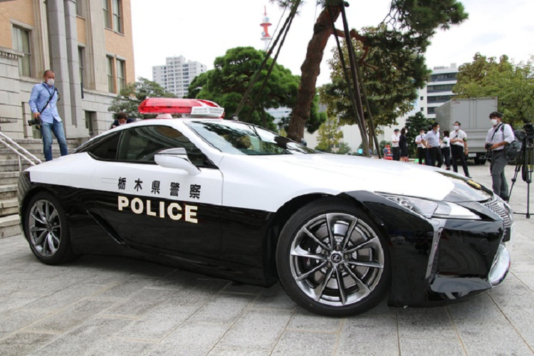 Ngam xe canh sat Lexus LC 500 