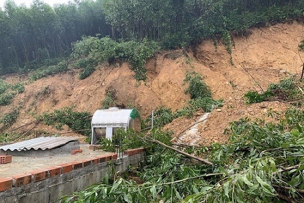 Lo nui o Quang Binh, kip thoi so tan khan cap tram dan ra ngoai-Hinh-3