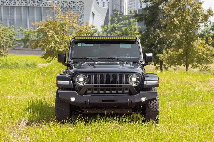 Jeep Wrangler Rubicon moi lan banh, chu xe da lo gan ty dong-Hinh-2