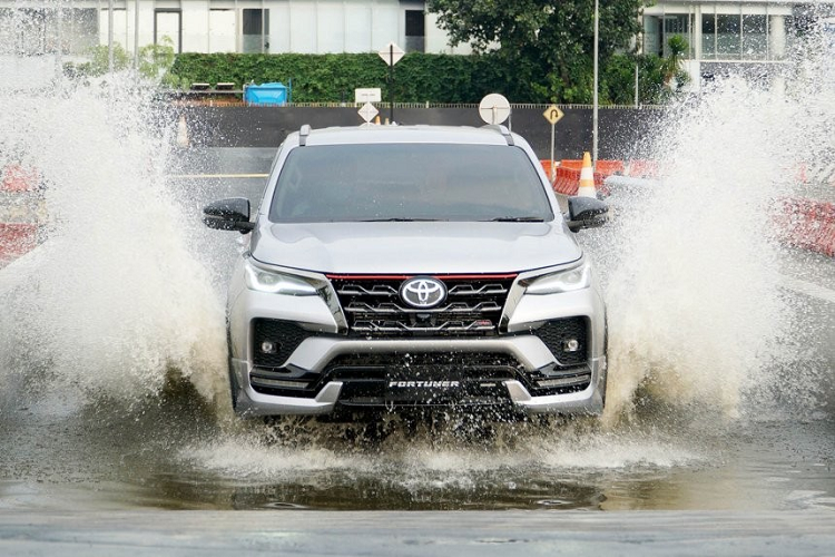 Toyota Fortuner TRD Sportivo tu 1,1 ty dong, van kem Legender