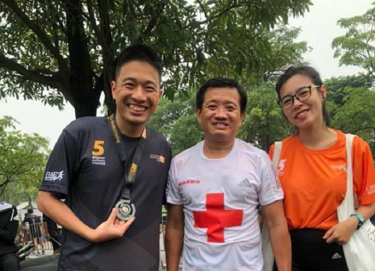 Ong Doan Ngoc Hai lan thu hai chinh phuc marathon giua dem Ha Noi