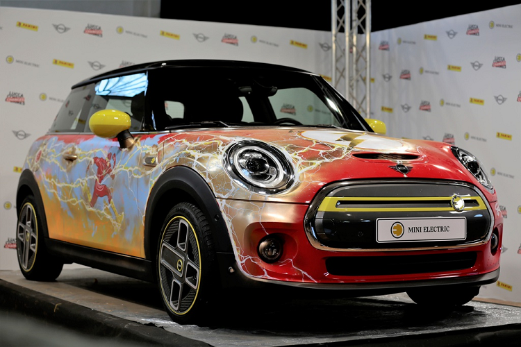 Ngam MINI Cooper SE chay dien phien ban sieu anh hung “Tia chop“-Hinh-2