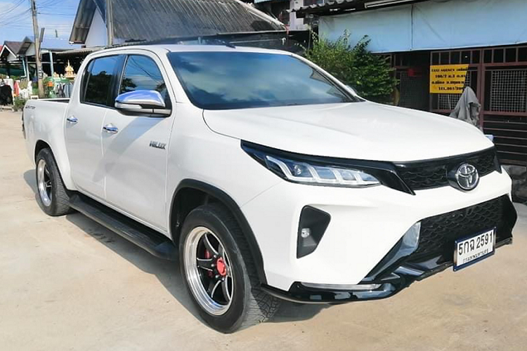 Xem dan Thai “choi lon”, do dau Toyota Fortuner Legender cho Hilux