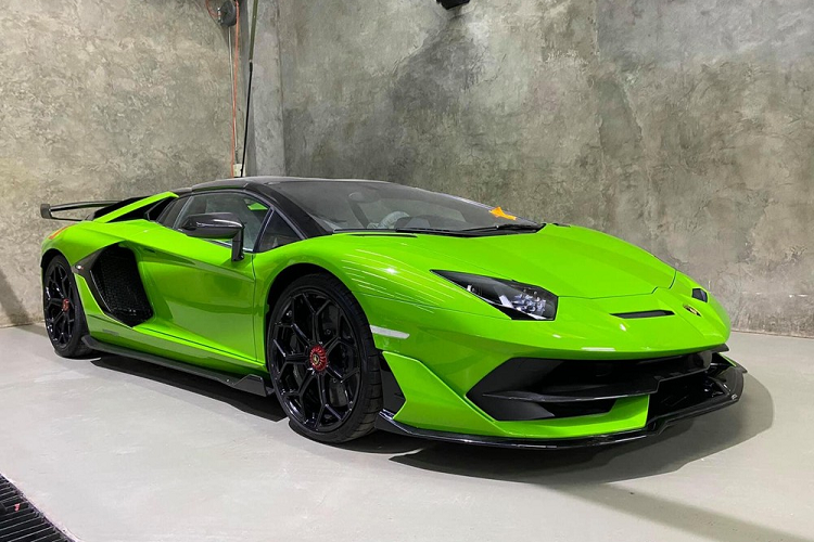 Lamborghini Aventador SVJ Roadster den Lao, dai gia Viet “phat hon“