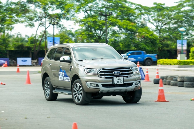 Ford Everest giam tram trieu dong, “xa hang” don the he moi