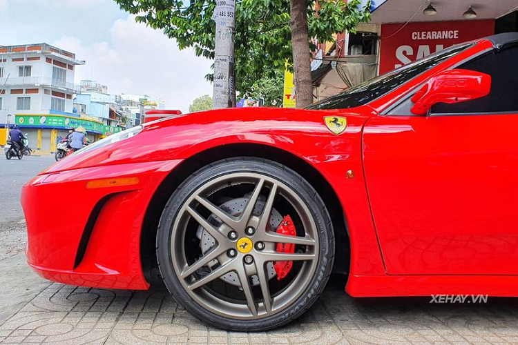 Rao ban sieu xe Ferrari F430 Spider tung cua “Dung mat sat“-Hinh-2