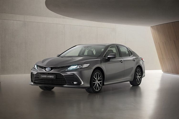 Toyota Camry Hybrid 2021 nang cap cong nghe, chao chau Au