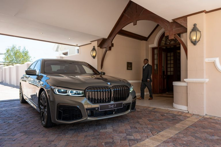 Xe sang BMW 745Le xDrive kich doc cua khach san Ellerman House