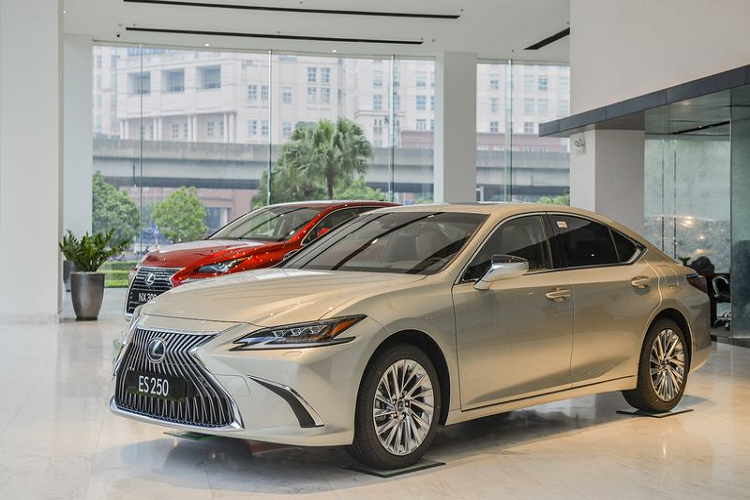 Chi tiet Toyota Camry tai Viet Nam dat hon Lexus ES 