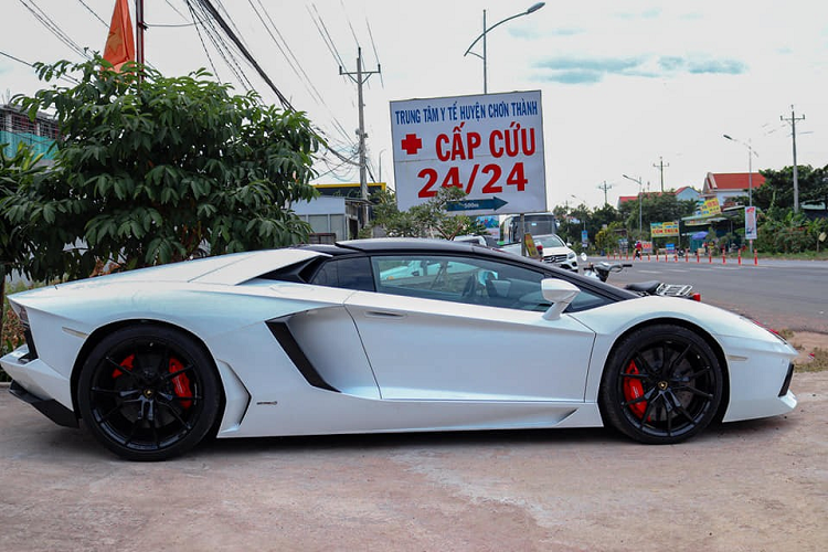 Sieu xe Lamborghini Aventador Roadster hon 37 ty tai Binh Phuoc-Hinh-3