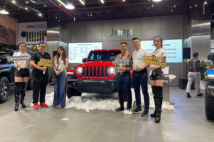 Jeep chinh hang ra mat Viet Nam, Wrangler chua toi 3 ty dong