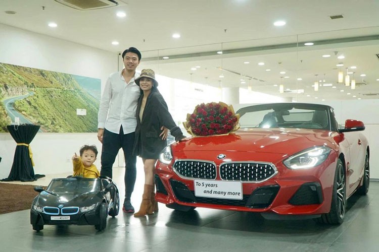 Vo chong ca nuong Kieu Anh tau BMW Z4 2020 hon 3 ty dong